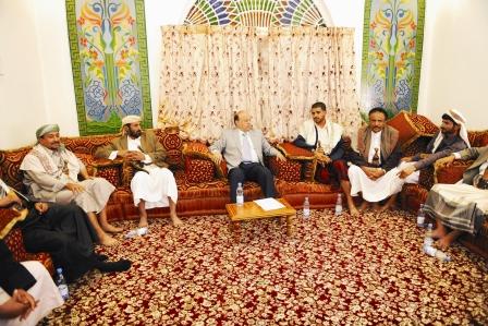 رئيس الجمهورية لدى استقباله مشايخ وأعيان ووجهاء محافظة شبوة أمس